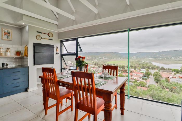 For Sale: House in Great Brak River Central with 3 en suite bedrooms, scullery.