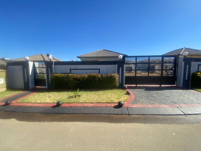 3-Bedroom House To Rent in Crystal Park with en-suite and open-plan living.