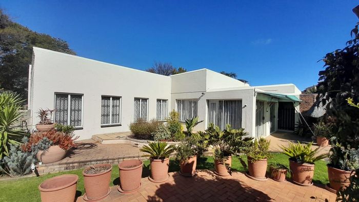 For Sale: House in Van Riebeeck Park with pool, workshop, and ample parking.