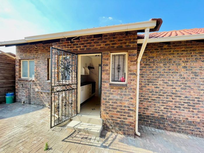 Cluster Home For Sale in Mondeor: 3 Bedrooms, 1 Bathroom, Secure Living.