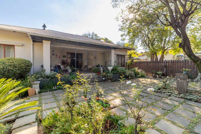 Northmead House To Rent: 3 Bedrooms, garden views, double carport, shared property.