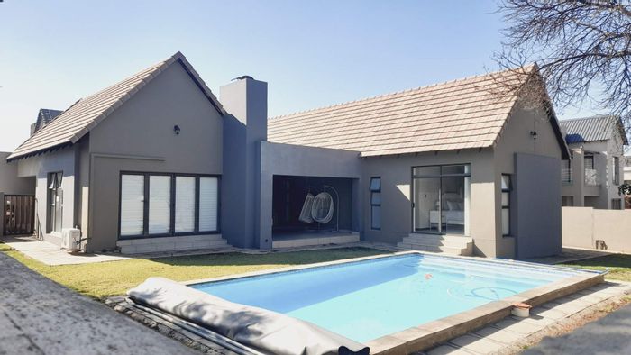 Leloko House For Sale: 4 beds, pool, patio with braai, dual garage.