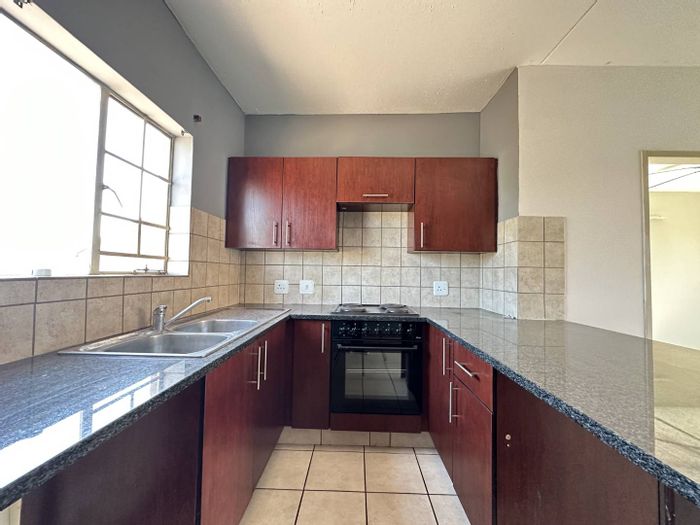 Tijger Vallei Townhouse To Rent: Secure complex, garage, near amenities and schools.