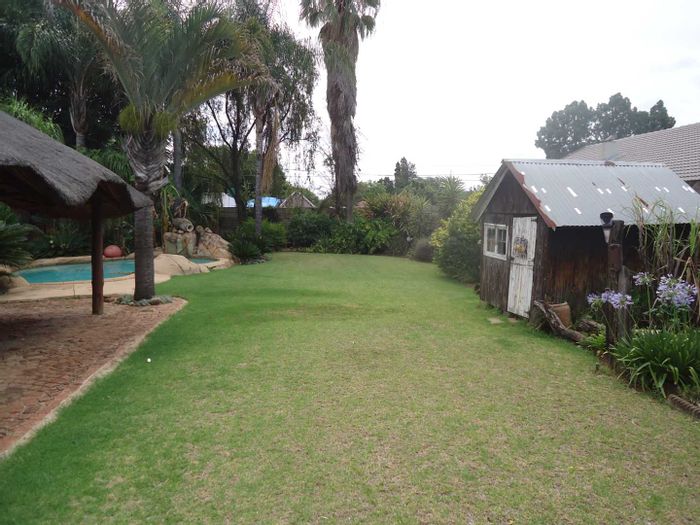 Rietfontein House For Sale: 4 bedrooms, pool, Lapa, garage, and vegetable garden.