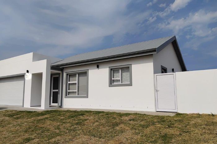 House for Sale in Fraaiuitsig: 3 beds, 2 baths, gated estate, pet-friendly.