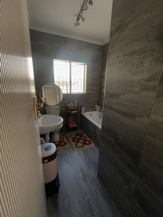 Cimbebasia House For Sale: 2 bedrooms, air conditioning, garden, double garage.