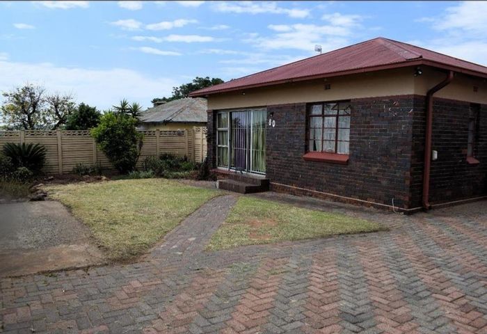 South Hills House For Sale: 3 Bedrooms, pool, lapa, ample parking, secure living.