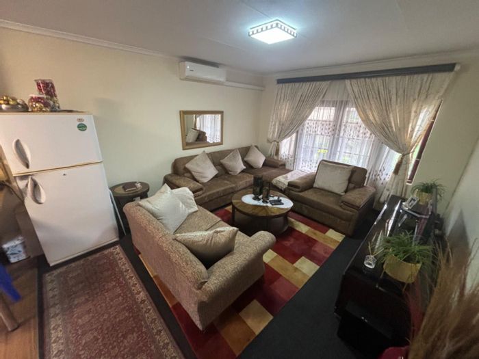 2 Bedroom Townhouse in The Wolds To Rent with private outdoor area and aircon.