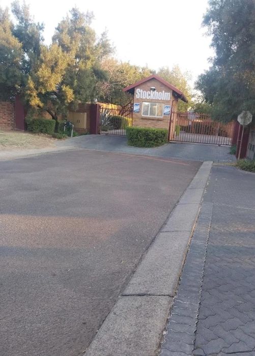 Townhouse To Rent in The Reeds: 2 beds, private yard, pool access, 24-hour security.