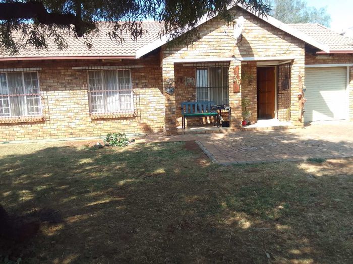 Riversdale House For Sale: 3 Bedrooms, garage, open-plan kitchen, close to amenities.