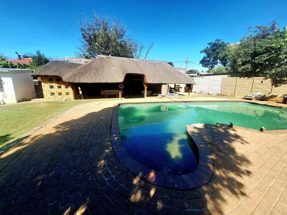Pool, lapa and potential flatlet