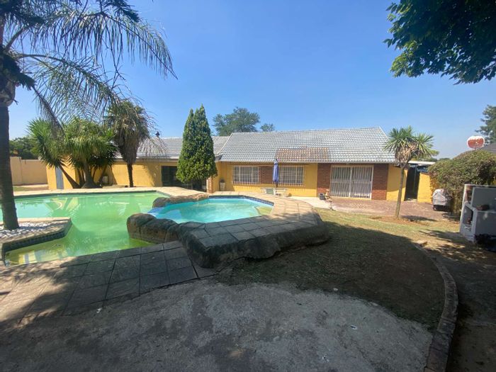 Mulbarton House For Sale: 4 Beds, Gym, Pool, Braai Area, 3 Garages.