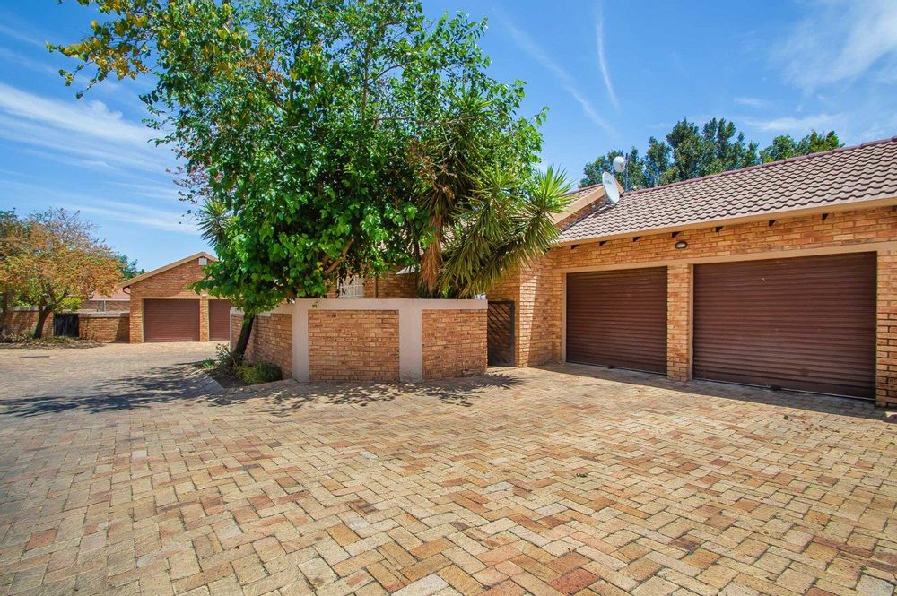 Corner unit with dble garage 