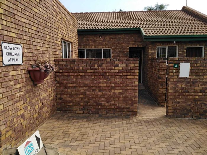 Glen Marais Townhouse For Sale: 3 Bedrooms, double garage, covered patio, private garden.