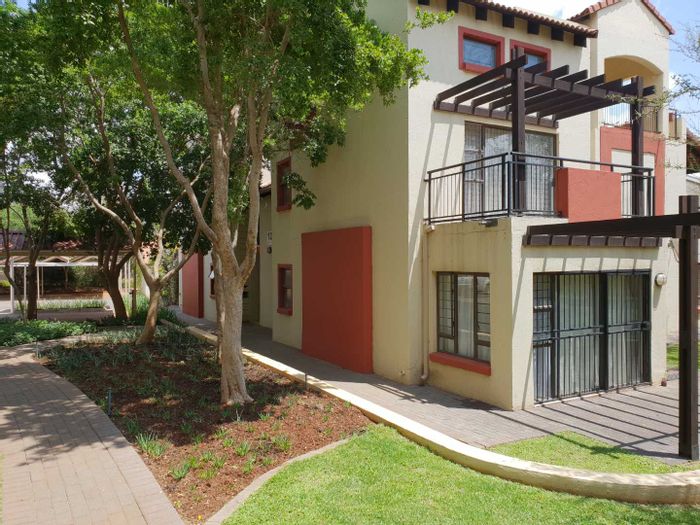 To Rent: Apartment in Oukraal Estate with pool, parking, and 24/7 security.