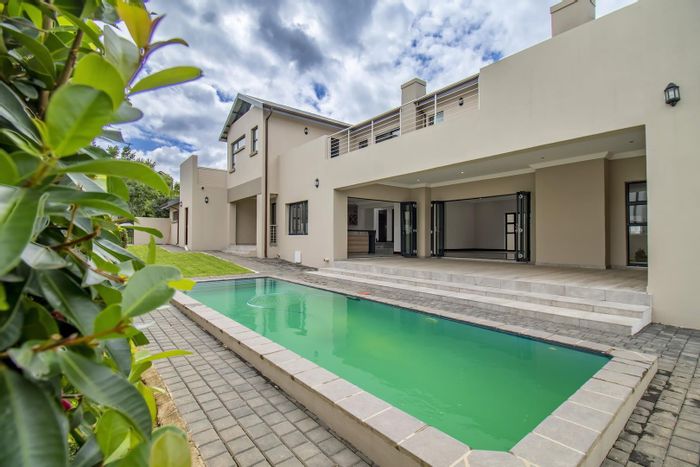 House to Rent in Waterfall Country Estate: 5 beds, pool, bar, solar panels.