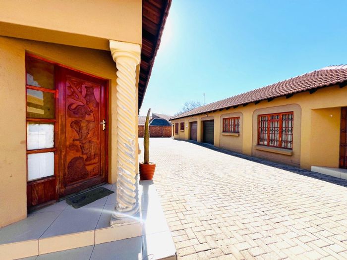 3-Bedroom Townhouse in Bendor For Sale with Garage and Community Pool Access.