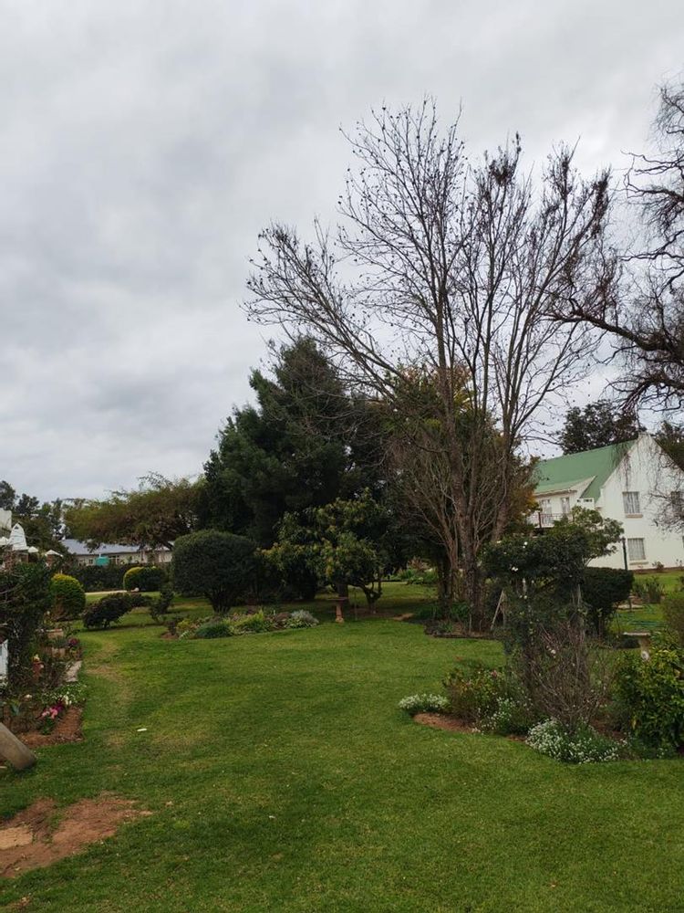 well maintained garden all round 