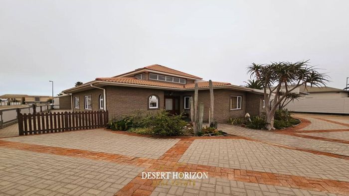 Spacious Swakopmund Central House for Sale: 5 Bedrooms, Dual Living & More!