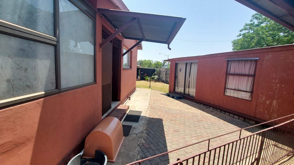 West Park House For Sale Spacious corner stand, three bedrooms, garage