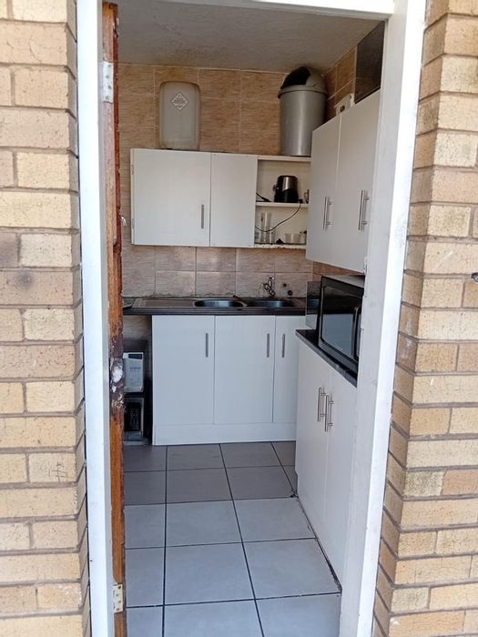 3-Bedroom Apartment For Sale in Sunnyside, near shopping and universities.