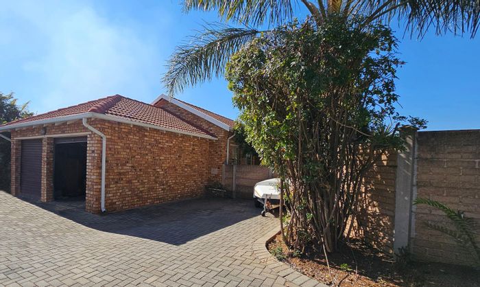 Radiokop Townhouse For Sale: Solar system, garden, double garage, close to amenities.