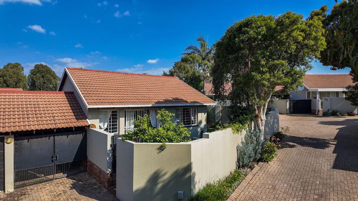 Sundowner Townhouse For Sale: 2-bed, wrap-around garden, clubhouse, pool access.