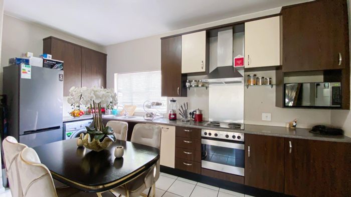 Stylish 2 Bed Apartment, For Sale, Lonehill - Modern Design & Amenities