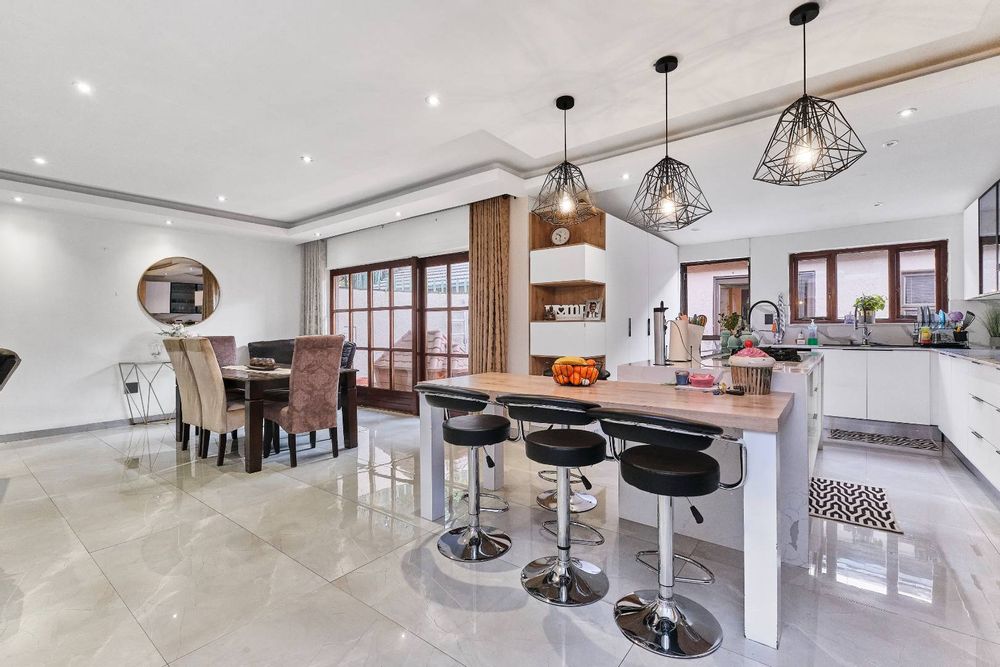 Open plan kitchen and dining room