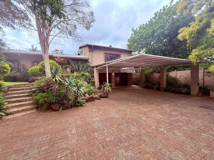 House For Sale in Vryheid Central: 5 Bedrooms, Borehole, Garages, Extra Accommodation.