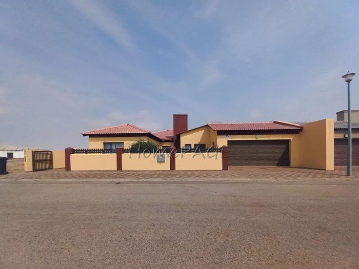 Spacious Meersig House with Flat, Separate Entrances, and Ample Accommodation For Sale