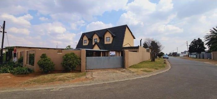5-Bedroom House with Flatlet and Secure Parking – Eldorado Park Ext 2, For Sale