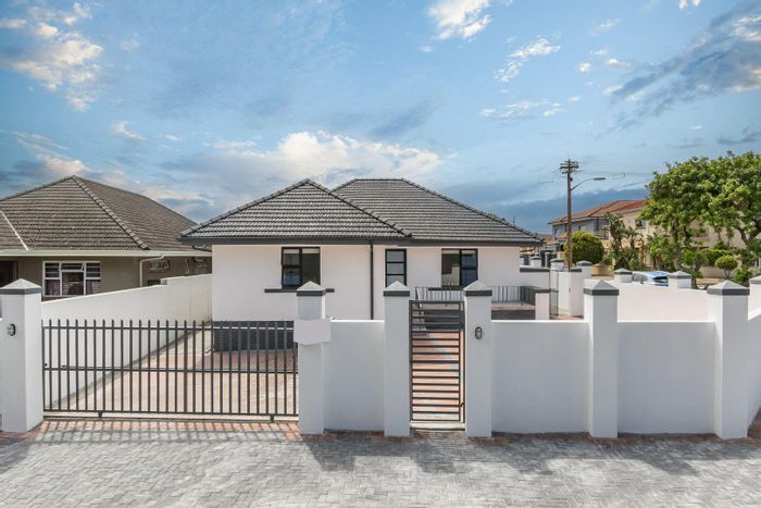 For Sale: Rondebosch East house with 4 beds, separate entrance, ample parking.