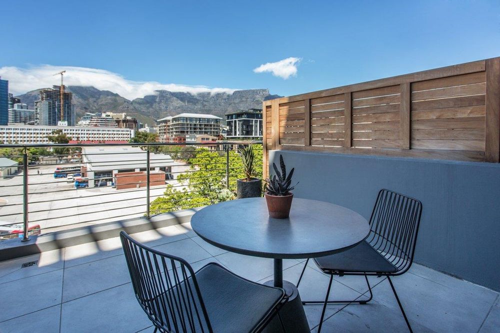 private patio with iconic Table Mountain & Devils Peak views