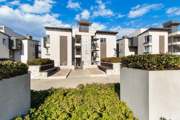 For Sale: Apartment in Ebotse Golf And Country Estate with golf views, amenities.