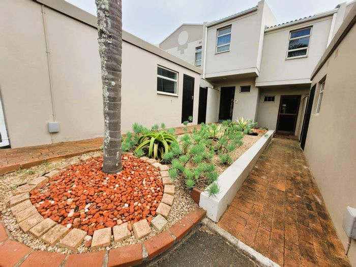 Townhouse To Rent in Durban North Central: 2.5 bedrooms, pet-friendly, secure complex.