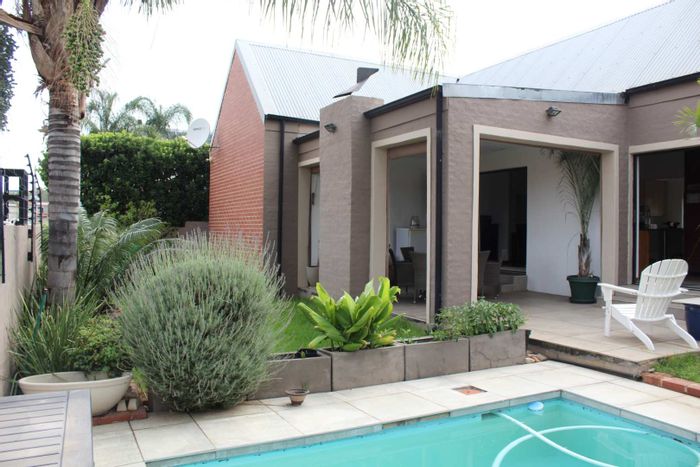 For Sale: House in Randburg Central with 2 beds, pool, and 24-hour security.