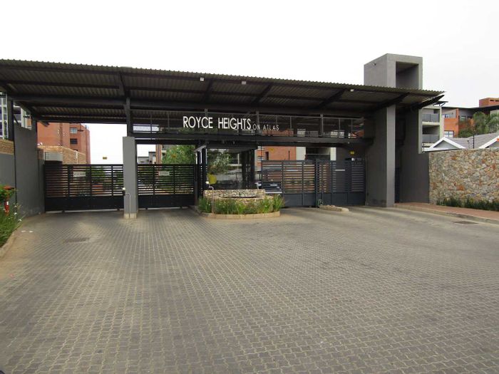 3-Bedroom Apartment To Rent in Bartlett with pool, gym, and balcony.