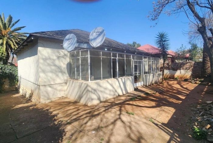 For Sale: House in Malvern with 2 beds, 1 bath, and dual garages.