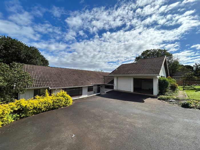 Hillcrest Central House To Rent: 4 beds, pool, pet-friendly, near amenities.
