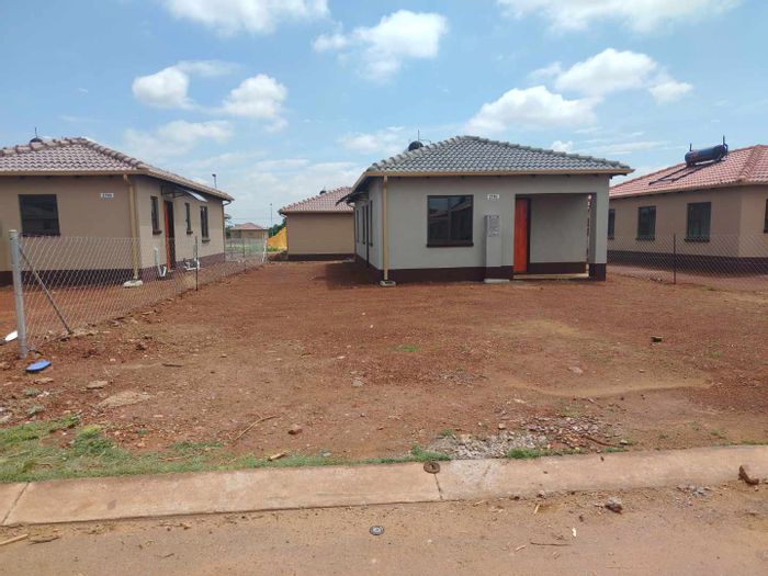 Dawn Park House For Sale: 3 beds, 2 baths, green spaces, near schools and shops.