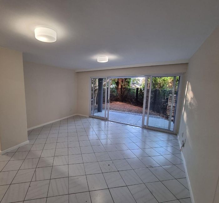 Vredehoek Apartment To Rent: 3 bedrooms, patio, parking, fiber-ready, near amenities.