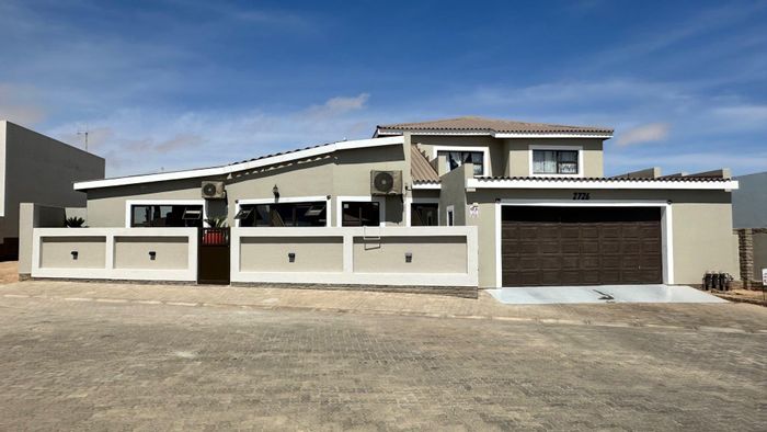 For Sale: House in Sunbay with 5 bedrooms, 3 baths, and dual living spaces.