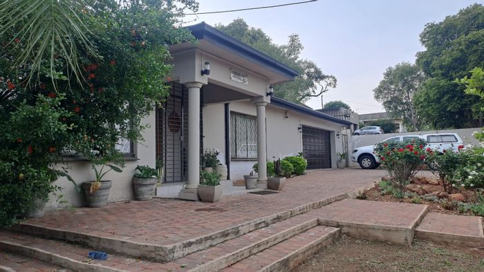 4-Bedroom House for Sale in Erasmia with granny cottages and spacious yard.