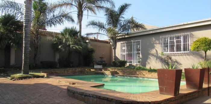 Linmeyer House For Sale: 4 Bedrooms, pool, entertainment area, secure parking.