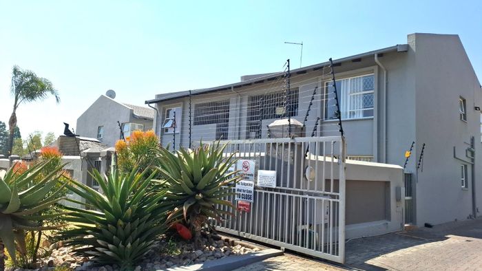 Raceview Townhouse For Sale: 2 beds, pool access, balcony, secure parking.