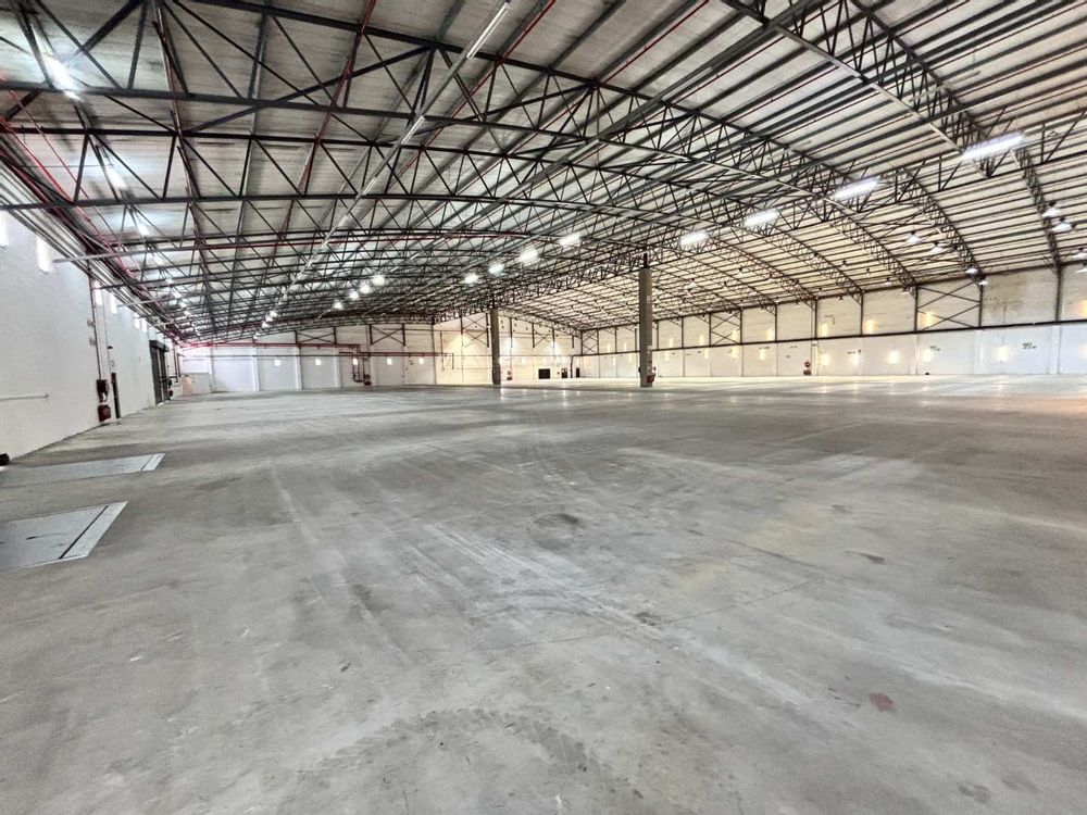 Clear-span warehouse floor