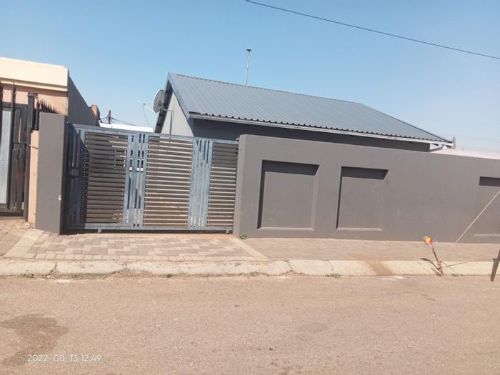 Property #2057887, House pending sale in Mofolo Central