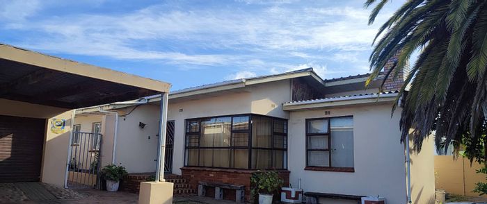 House To Rent in Parow Central: 3 Bedrooms, secure parking, shared community space.