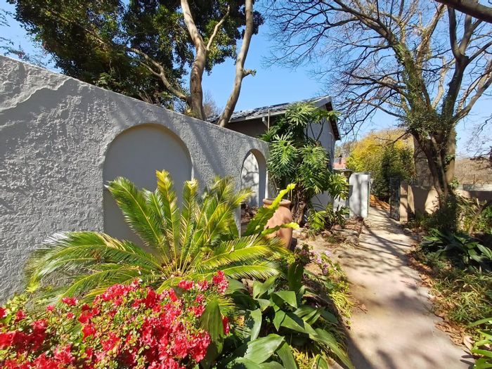 Ferndale Cluster To Rent: 3 bedrooms, private garden, communal pool, secure living.